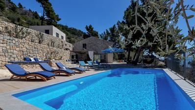 Makarska, en modern villa med rustik dalmatisk charm och havsutsikt