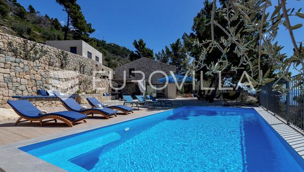Makarska, en moderne villa med rustik dalmatisk charme og havudsigt