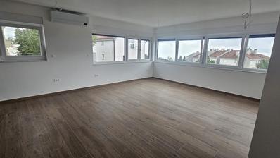 Kastav, Resetari'de, yeni binada, dört odalı, balkonlu kiralık daire.