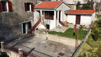Istra, Poreč okolica, kuća s dva stana i dvorištem na mirnoj lokaciji