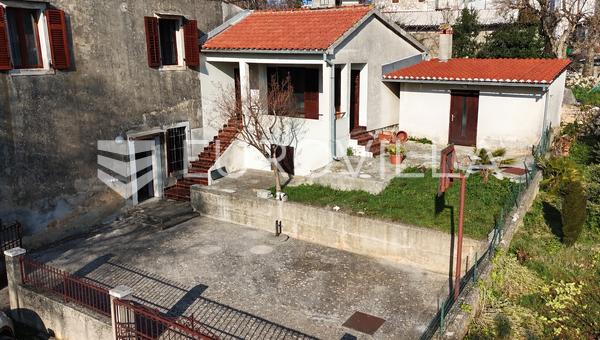 Istrien, Porečs omegn, hus med to lejligheder og have i rolige omgivelser