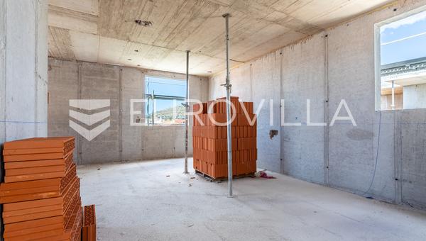 Trogir, jednosoban stan na drugom katu s parkirnom mjestom