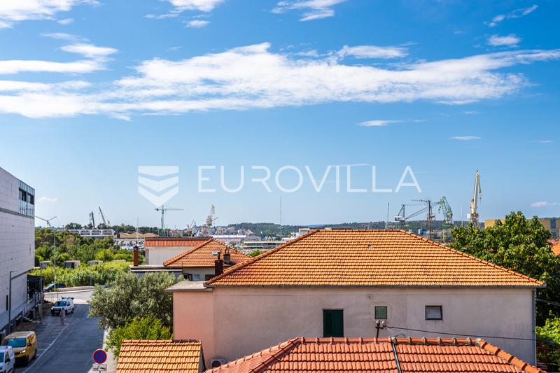 Trogir, apartamento de um quarto no segundo andar com lugar de estacionamento