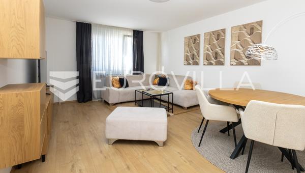 Slavonski Brod, Korzo - Three-Room Apartment for Rent