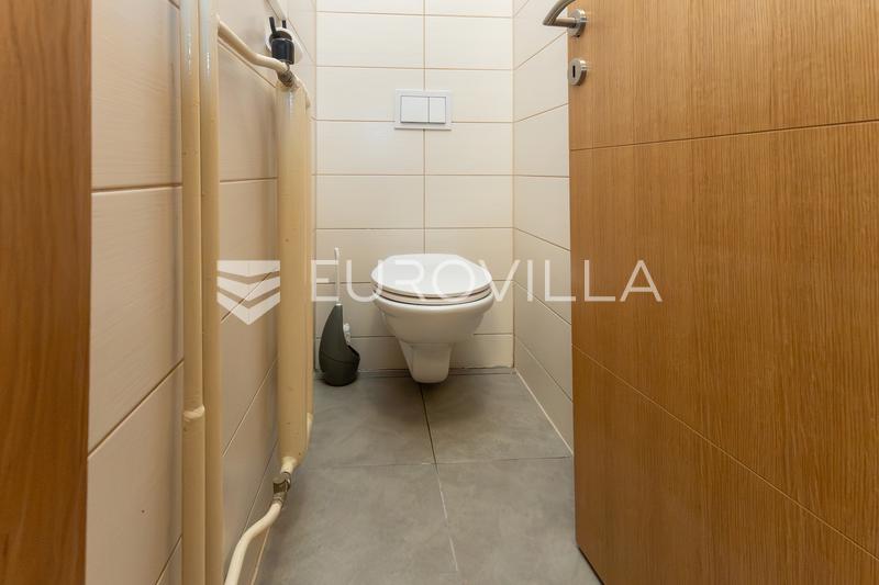 Slavonski Brod, Korzo - Three-Room Apartment for Rent - 8