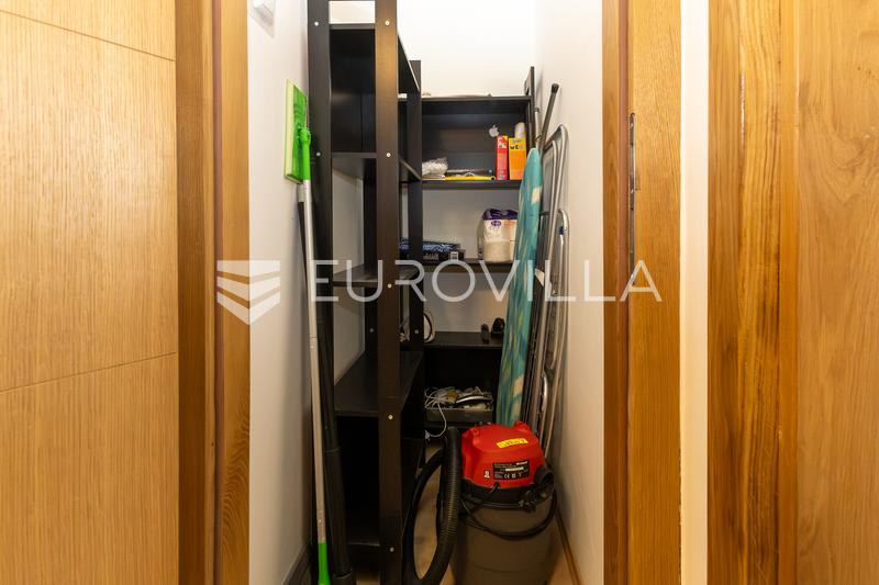 Slavonski Brod, Korzo - Three-Room Apartment for Rent - 9