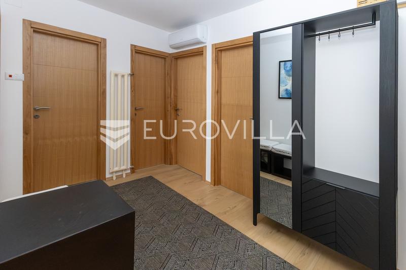 Slavonski Brod, Korzo - Three-Room Apartment for Rent - 10