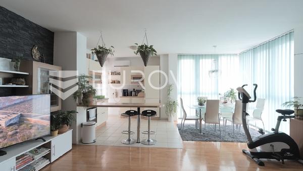 Osijek, Retfala'da satılık, 92 m² büyüklüğünde, 4. katta yer alan 3 odalı daire