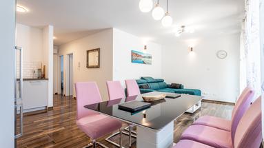 Trogir, moderný apartmán s dvorom k dispozícii na dlhodobý prenájom od septembra.