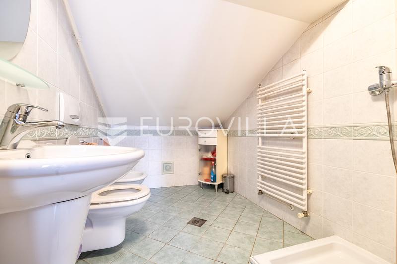 Zagreb, Sesvete, prekrasna obiteljska kuća 360 m² - 12