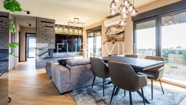 Split, Sirobuja, apartamento mobilado de dois quartos com um terraço espaçoso e vista para o mar.
