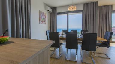 Makarska, új építésű villa medencével