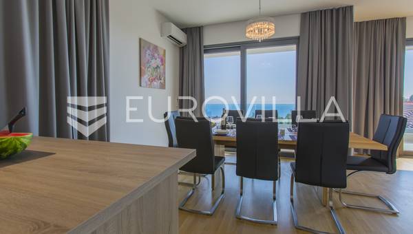 Makarska, új építésű villa medencével