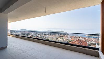 Makarska, ekskluzivan trosoban stan s vanjskim bazenom i panoramskim pogledom na more