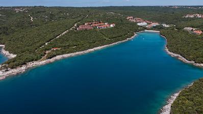 Istra, Duga Uvala, prizemlje, adaptirani apartman u sklopu naselja s pogledom na more,150 m od mora