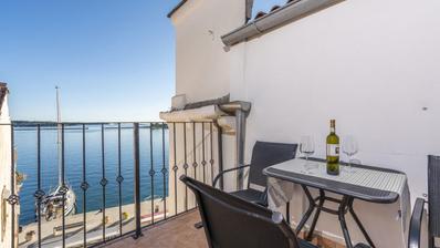 Poreč, vacker lägenhet första raden till havet
