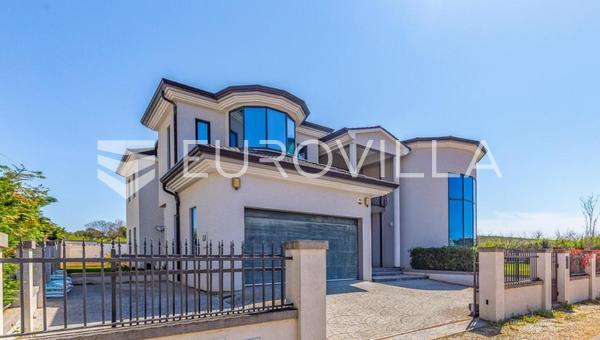 Ístria, Pomer, linda moradia de 490 m2 perto da Marina com um grande jardim e piscina.