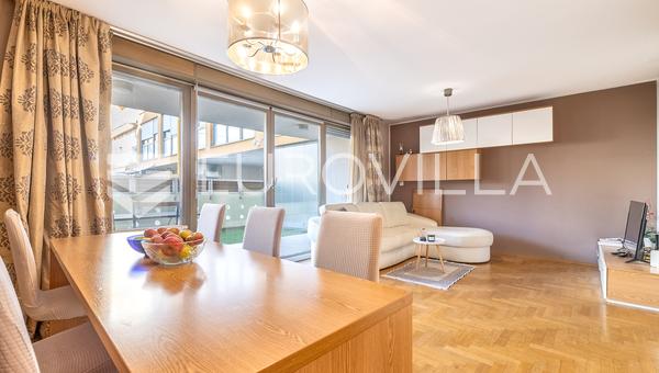 Zagreb, Donji grad, apartamento premium de tres habitaciones con terraza, 2 logias y una plaza de garaje, 115,83 m²