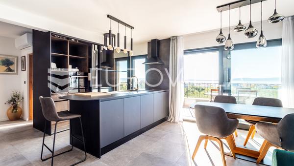 Kastel Stari, ny toværelses lejlighed med smuk havudsigt, med et areal på 97 m²