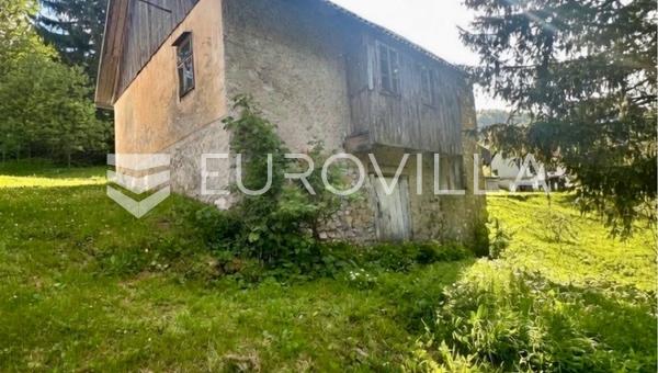 Gorski kotar, Gerovo, ett autentiskt traditionellt hus med enorm potential på en lugn plats.