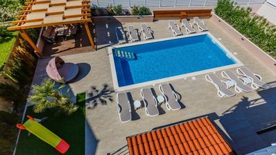 Kaštel Lukšić, vila s bazenom i pogledom na more
