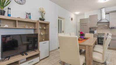 Istra, Tinjan, samostojeća kuća s bazenom i okućnicom 350m2