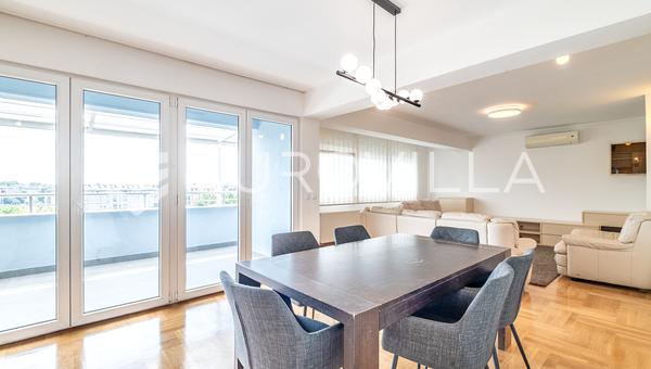 Zagreb, Vrbani, spacious four-room apartment, 100 m², parking space, balcony, and terrace.