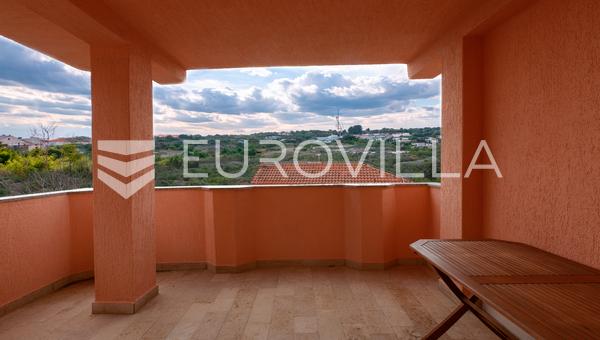 Krk, apartamento amueblado de dos dormitorios cerca del mar, terraza con vistas