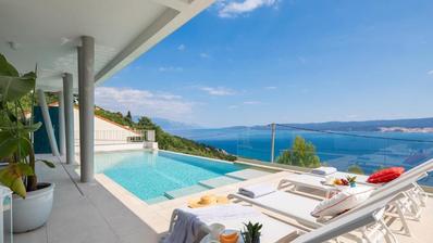 Omis, modern villa úszómedencével és panorámás tengeri kilátással