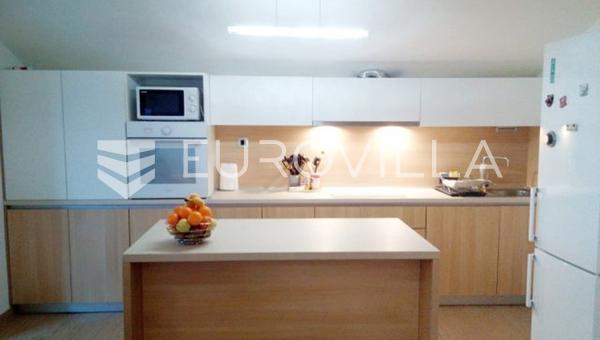 Viskovo, G. Sroki, geniş bahçeli 94.75 m² zemin kat yüzeyi