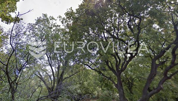 Rijeka, Kostrena, 415 m² arsa, inşaat potansiyeli ve ek parsel satın alma seçeneği ile.
