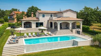 Vižinada, a rustic villa with a pool and a panoramic view of the sea
