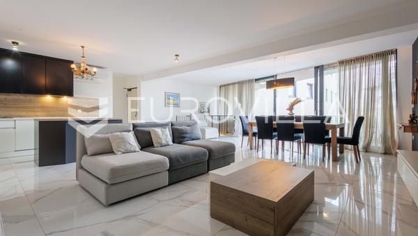 Medulin, Pjescana Uvala, luxusní apartmán první řada k moři se zahradou a garáží