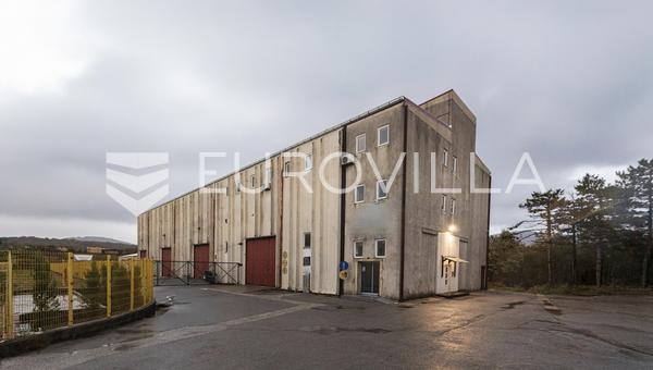 Kukuljanovo, complexo industrial num terreno de 4.435 m² com dois pavilhões