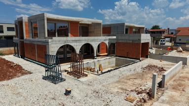 Istrië, omgeving Poreč — luxe twee-onder-één-kapwoning met zeezicht en zwembad in ruwbouwfase
