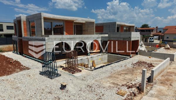 Istria, Poreč area — luxury semi‑detached house with sea view and pool in roh‑bau phase