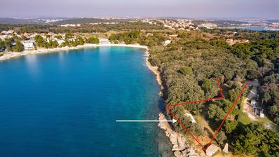 Istra, Banjole zemljište  2700 m2 prvi red do mora s dva legalizirana  objekta 67 m2 i 24 m2
