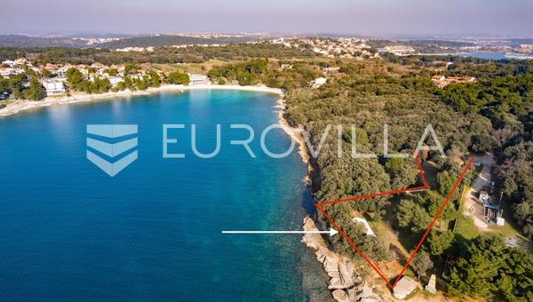 Istrien, Banjole mark 2700 m2 första raden till havet med två legaliserade byggnader 67 m2 och 24 m2