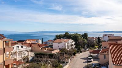 Ciovo, Okrug Gornji, penthouse de dois quartos com terraço na cobertura e duas vagas de estacionamento.
