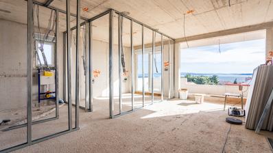 Ciovo, Okrug Gornji, penthouse de dois quartos com terraço na cobertura e duas vagas de estacionamento.