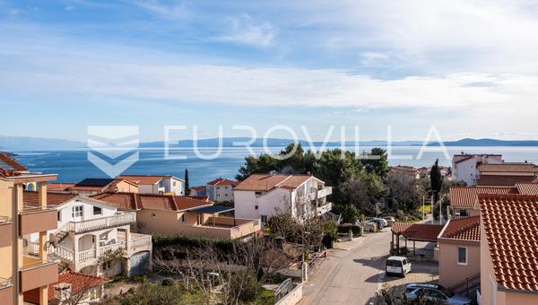 Ciovo, Okrug Gornji, penthouse de dois quartos com terraço na cobertura e duas vagas de estacionamento.