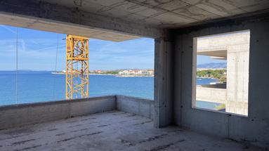 Ostrov Pag, pláž Perilo, dvoupokojový apartmán v luxusní novostavbě PRVNÍ ŘADA U MOŘE.