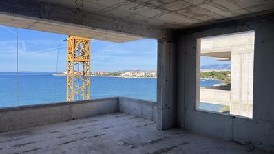 Otok Pag, plaža Perilo, trosoban stan u luksuznoj novogradnji PRVI RED DO MORA