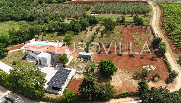 Istria, Visnjan - Casa de piedra de 350 m2 ubicada en una parcela de 7150 m2 con vistas al mar.