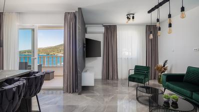 Trogir, Marina, apartamento de dois quartos mobilado em primeira fila do mar com piscina e ginásio