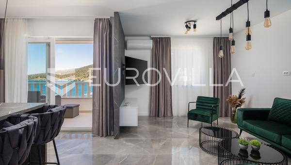 Trogir, Marina, namješten dvosoban stan prvi red do mora bazen i teretana
