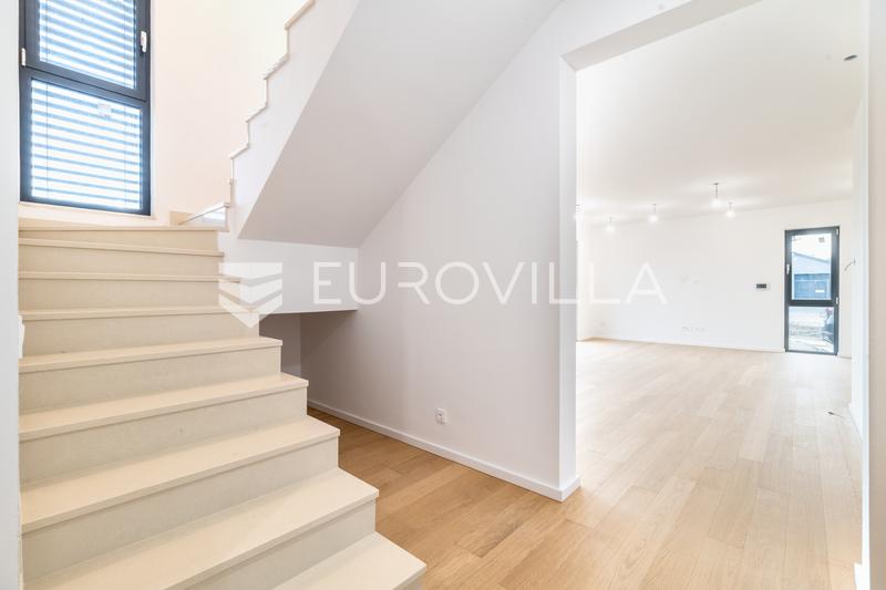 Velika Gorica, Kurilovec, Three-Bedroom Apartment in an Urban Villa, GFA 170 m², New Construction