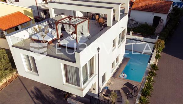 Ciovo, una moderna casa di nuova costruzione con terrazza sul tetto