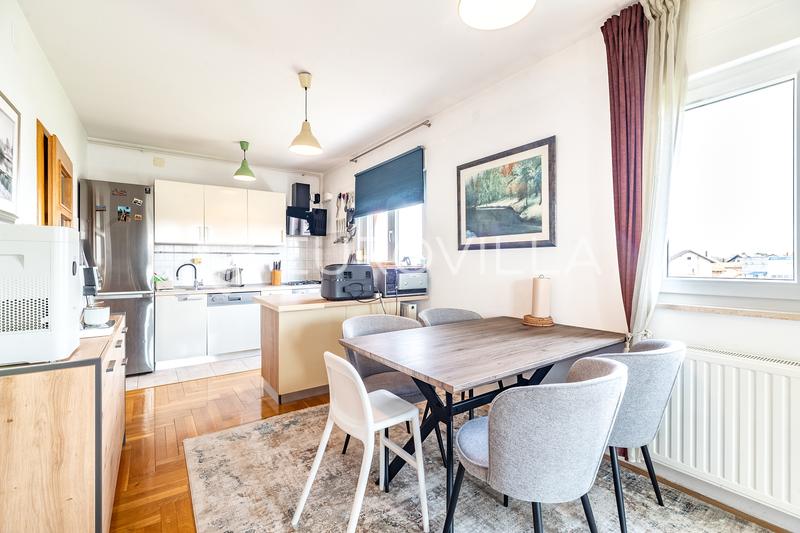 Zagreb, Blato, prostran peterosobni stan 110 m, vanjsko parking mjesto