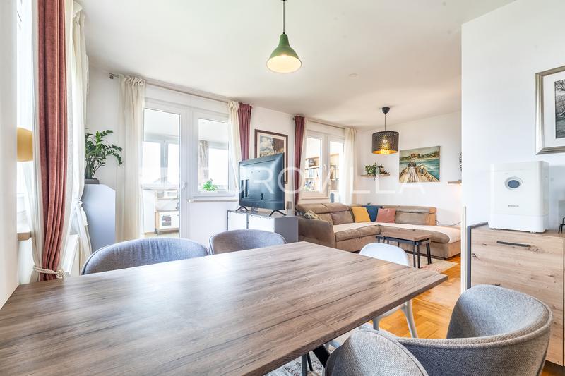 Zagreb, Blato, prostran peterosobni stan 110 m, vanjsko parking mjesto